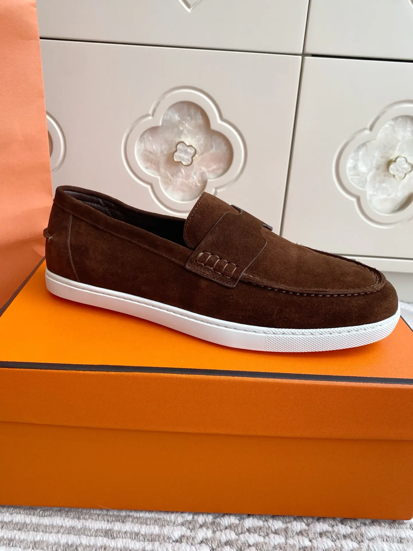 p560✨Hermes Couple Loafers｜Walking in the urban high-end, easily wearing Hermès temperament✨Who says luxury and comfort can’t have both?  This pair of H’s classic loafers really does it!  ▪️"Customized imported Yangjing fabric" is soft and delicate ▪️"Full sheepskin lining" + "soft-soled shoes" design. Your feet will be healed the moment you put them on~ It's like stepping on clouds☁️You won't feel tired after walking all day!  The iconic "H" buckle is low-key and luxurious. It is matched with a rubber outsole. It is lightweight and stylish. Whether you are commuting or shopping, you can easily achieve casual urban style🏙 Can be worn by couples. Full range of sizes, girls 35-41 | boys 39-45. Wear them together when going out. Sweet and high-end💑 Original mold opening. Details are in place. Those who understand will be attracted at a glance ️❤️ #Hermès loafers #coupleshoes #lightweight and versatile shoes